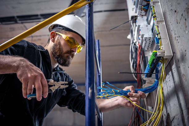Best Circuit Breaker Repair  in Des Moines, IA